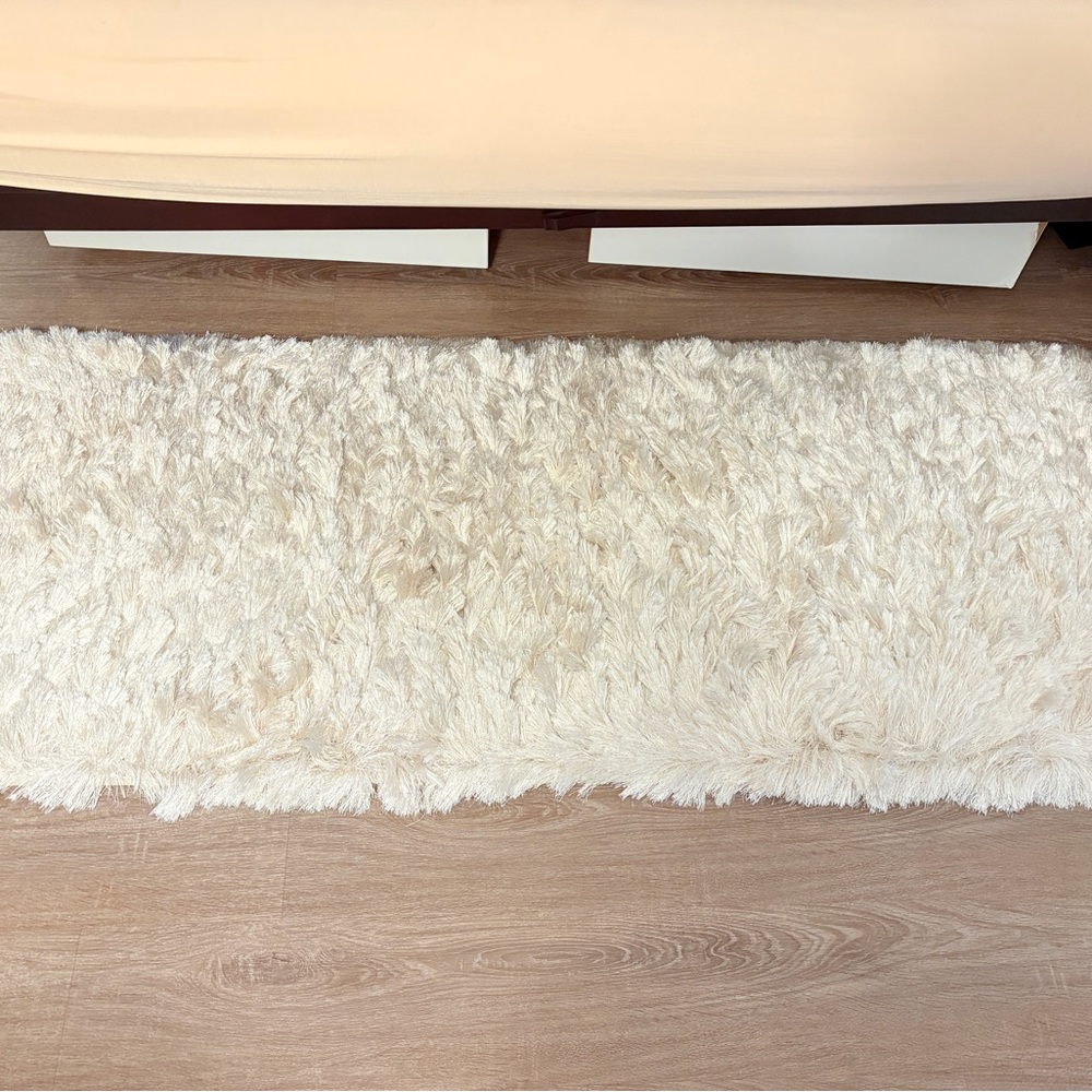 23*6 inches Safavieh Plush White Rug (Suitable for Kingsize bed)